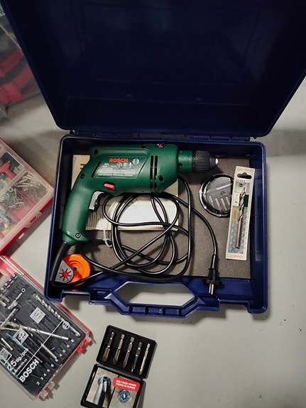 Bosch akkuporakone ja tarvikkeet