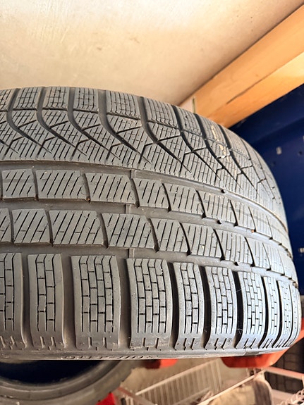 Pirelli Pzero winter kirkarenkaat 275/35/20 2kpl ja 285/35/20 2kpl