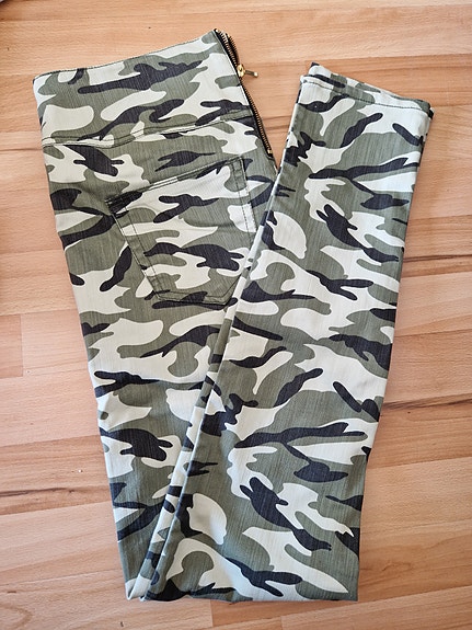 Vero Moda - Camo-housut