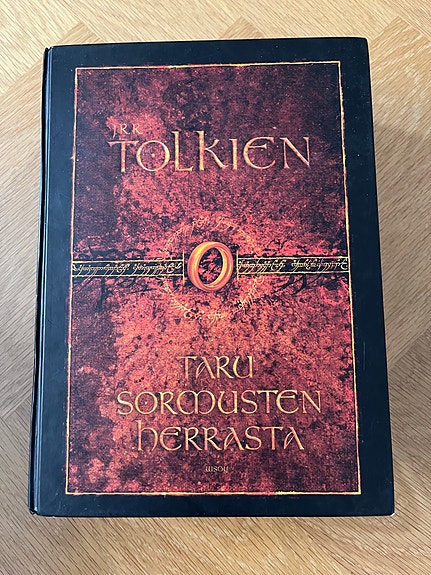 J. R. R. Tolkien Taru sormusten herrasta kirja, sisältää kaikki kolme osaa