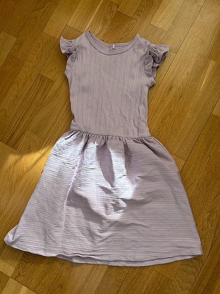 Metsola lila mekko 134/140 cm
