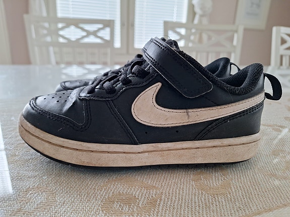 Nike poikien tennarit koko 30 musta
