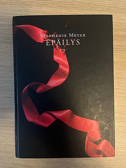 Stephenie Meyer Epäilys kirja kovakantinen suomi