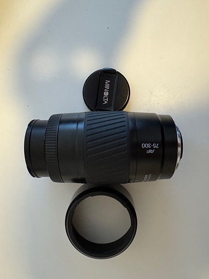 Minolta AF 75–300mm zoom-objektiivi musta
