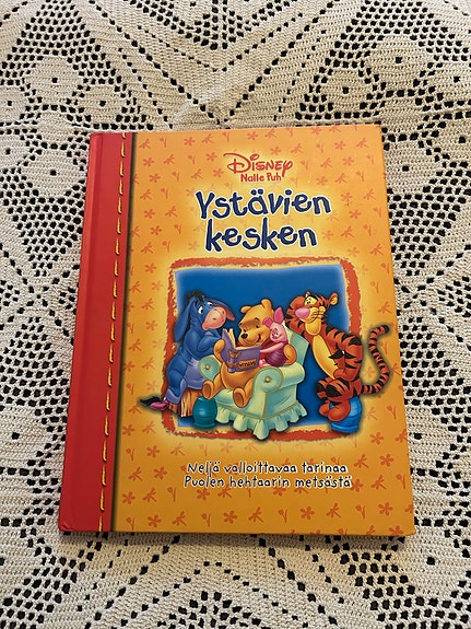 Disney Nalle Puh Ystävien kesken lastenkirja kovakantinen suomenkielinen