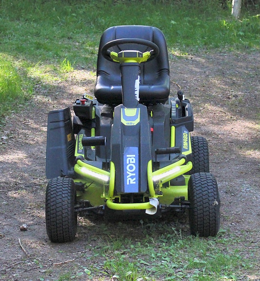 Ryobi RM480E akkukäyttöinen päältäajettava ruohonleikkuri