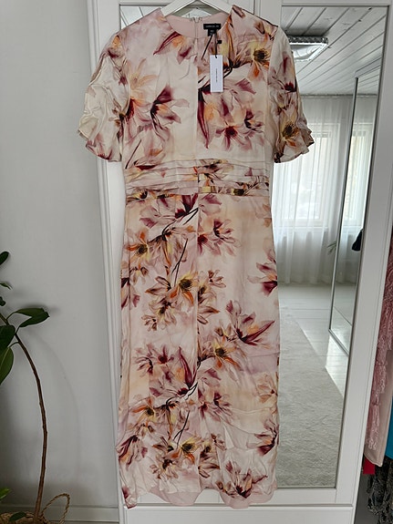 Karen Millen mekko, L