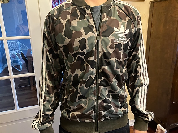 Adidas maastokuvioinen takki
