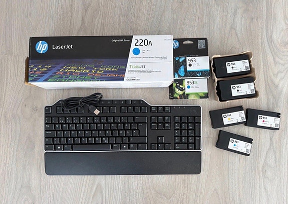 HP LaserJet 220A värikasetti ja HP 953 mustepatruunat sekä HP USB-näppäimistö