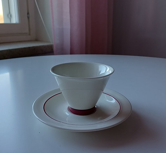Arabia Harlekin Red Hat -kahvikuppi ja -lautanen-setti,  9 kpl.