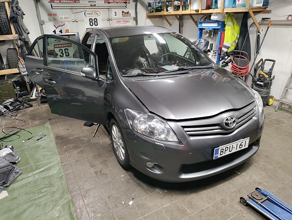 Toyota auris osia