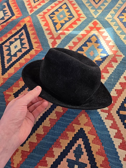 Pia Christiansen musta hattu L