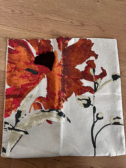 Todella kaunis pellava koristetyynynpäällinen.