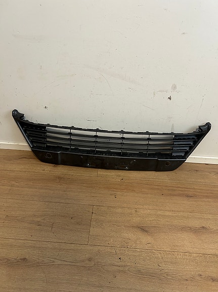Toyota Auris etupuskurin ritilä