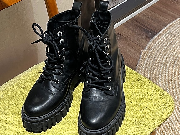 Mustat nauhalliset kengät koko 38