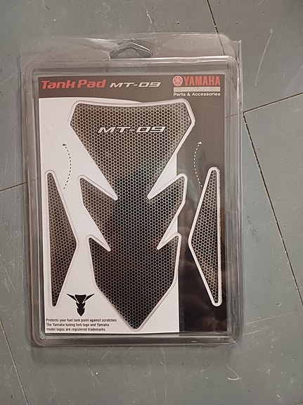 Yamaha MT-09 tankinsuojus tarra