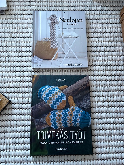 Toivekäsityöt ja Neulojan käsikirja käsityökirjat
