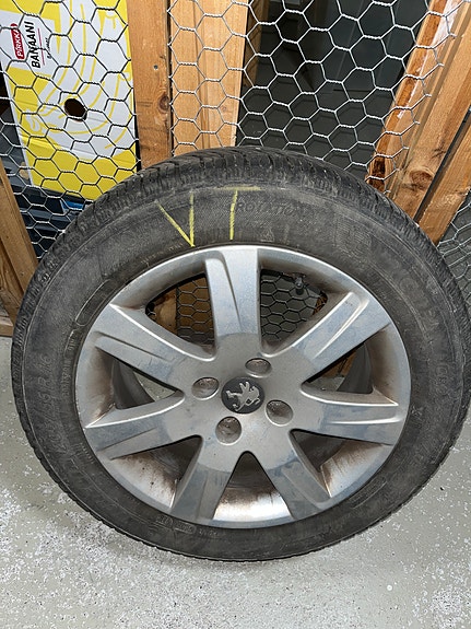 Michelin renkaat 4x 205/55 R16. Peugeot aluvanteilla