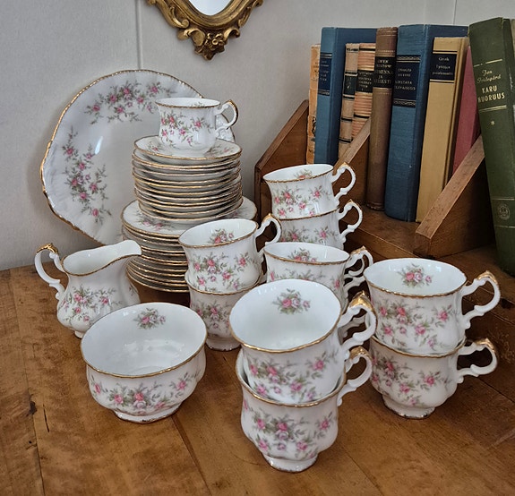 12 hengen kahviastiasto Royal Albert Victoriana Rose