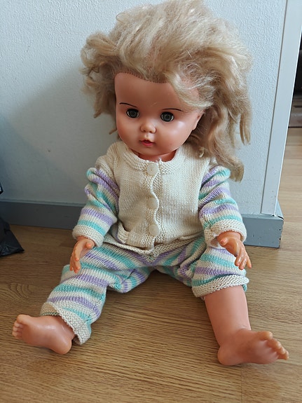 Muovinukke vaaleat hiukset neuleasu 60cm