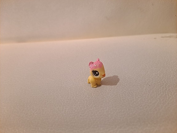 Littlest Pet Shop pieni lelufiguuri vaaleankeltainen vaaleanpunaisella harjalla