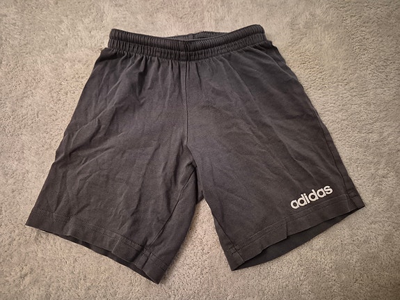 Adidas shortsit