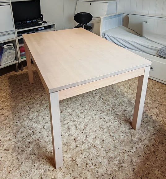 Ruokapöytä (+penkit)