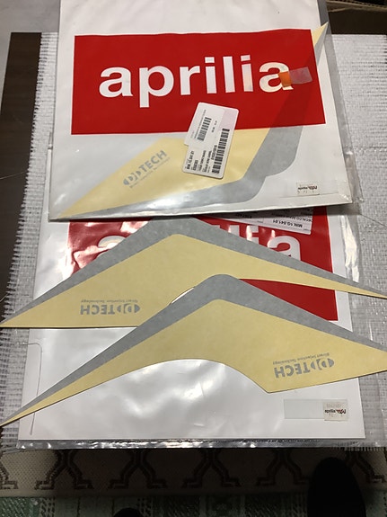 AP8267407 Tarrasarja keskikatteeseen Aprilia SR50