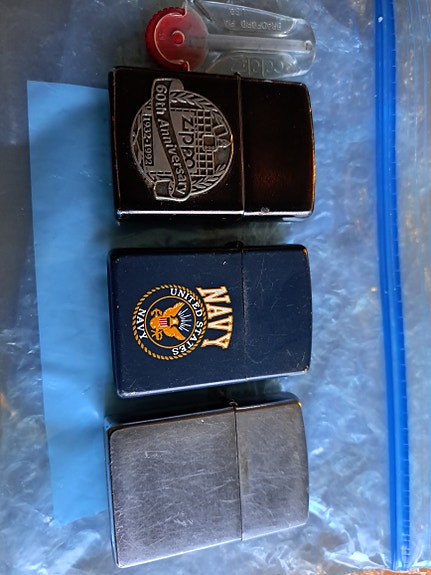 Kolme Zippoa