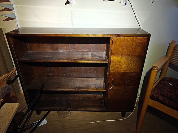 Vintage kirjahylly/vitriini 1950 luvun ilmeisesti.