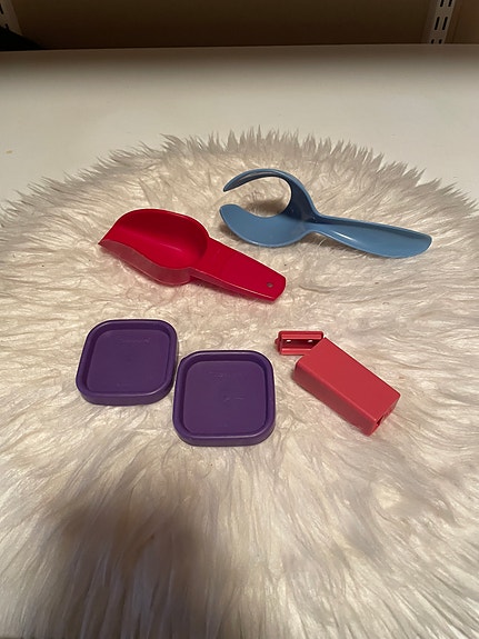 Tupperware. Varaosia, säilytysastioiden kansia ym. Kunto uusi/hyvä.