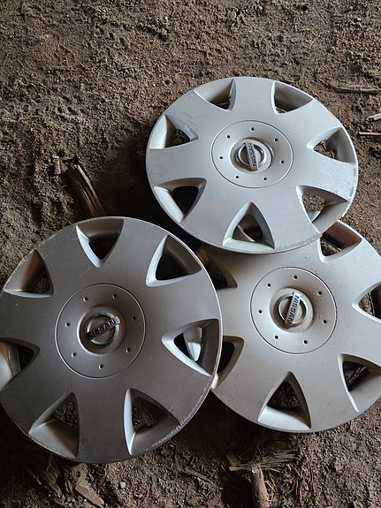 Nissan pölykapseli 15"