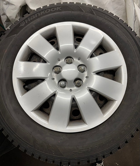 Nissan Almera Hankook nastarenkaat vanteilla + pölykapselit