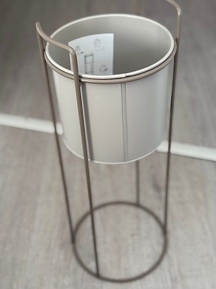 Kasviteline / kukkaruukku jalalla IKEA