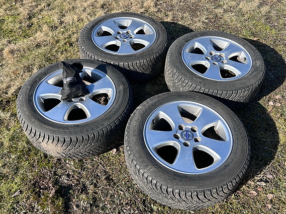 Volvon 16” vanteet hyvillä Nokian Hakkapeliitta nastoilla.