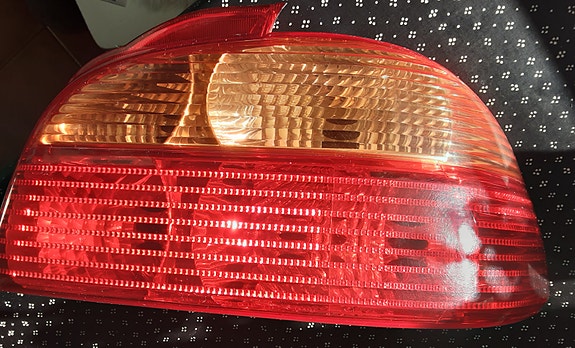 Toyota Avensis sedan oikea Takavalo.1998-2003. Hyvä