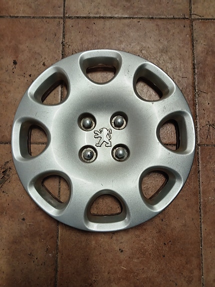 Peugeot pölykapseli