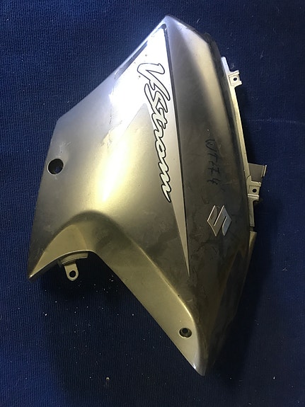 Suzuki DL650 V-Strom vasen sivukate 94421-27G00