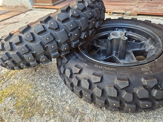 Skootteriin 2x talvi ja 1x kesärengas. 2x vanteet