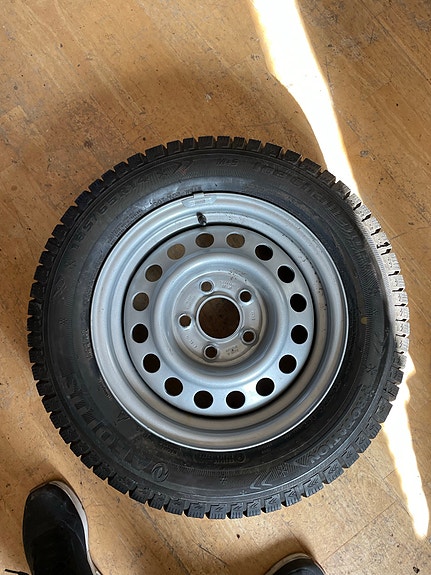 Peräkärryn käyttämättömät talvirenkaat 185/65r14