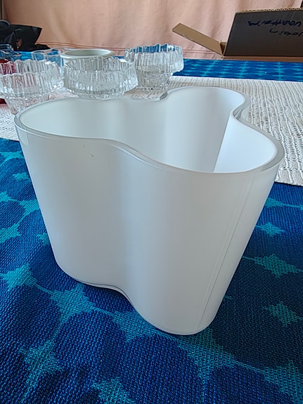 Valkoinen Aalto-maljakko 95mm (tuikuista oma ilmoitus)