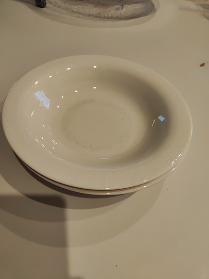 Sarjaton syvät lautaset