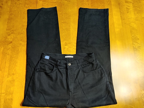 Mustat farkut 38