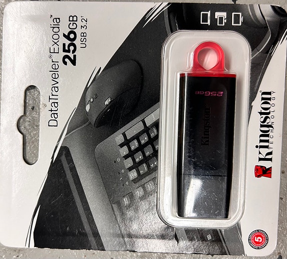 Kingston DataTraveler Exodia USB-muistitikku 256 GB musta/punainen USB 3.2