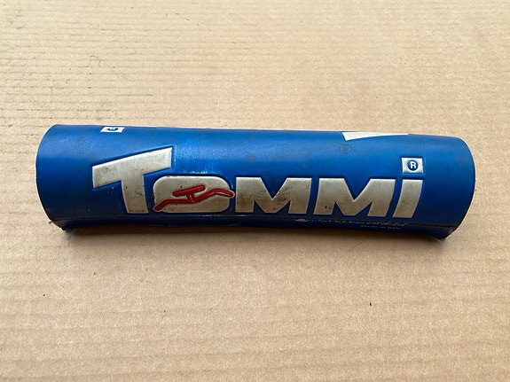 Mopon / mönkijän ohjaustangon pehmuste