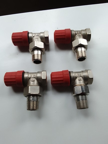 Patteriventtiili 1/2" kulma runko+yhdistäjä 4kpl. Danfoss