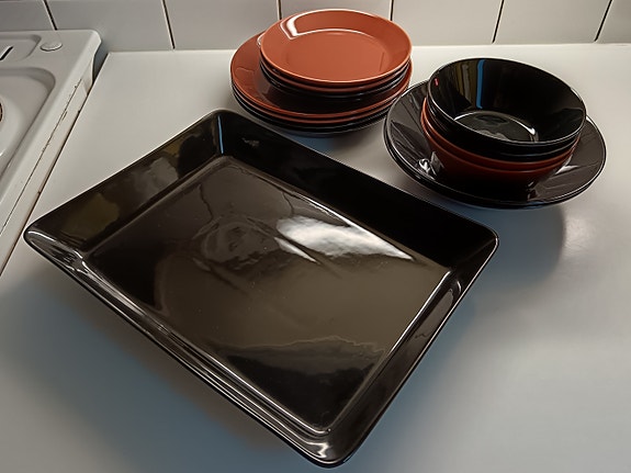 Iittala Teema musta ja ruskea