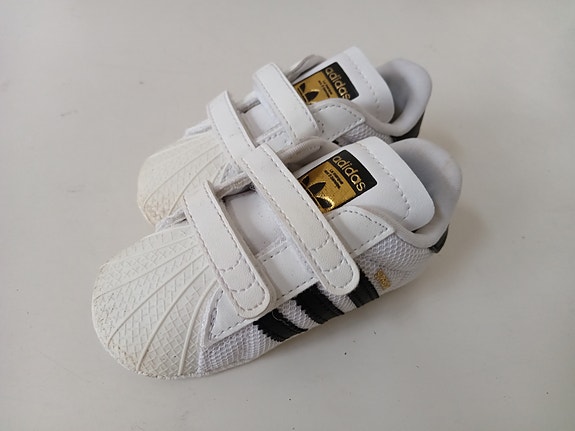 Adidas -ensiaskelkengät