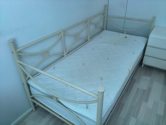 Metallirunkoinen sänky, patja ja petari