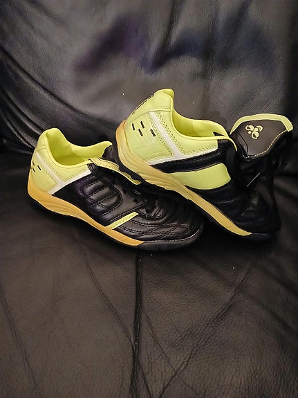 Hummel jalkapallokengät koko 34